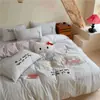 Juego de cuatro piezas de algodón lavado con dibujos animados, bordado de toalla tridimensional estilo INS, lindo juego de tres piezas de algodón puro para dormitorio infantil