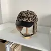 Chapéu Fofo de Pelúcia com Estampa de Leopardo e Abas para Orelhas para Mulheres, Chapéu Aviador Quente de Inverno com Forro de Fleece para Proteção das Orelhas, Chapéu Versátil da Moda para Homens