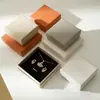 Caja de joyería de papel texturizado estilo nórdico, disponible en varios colores, con diseño de tapa y base, adecuada para empaquetar aretes y pulseras, una caja de regalo para joyería preciosa, con impresión de logotipo de marca