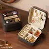 Caja Pequeña Portátil para Joyería Diseño de Compartimentos para Llevar en Viaje para Guardar Aretes Collares Anillos Organizador de Accesorios