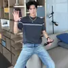 Camiseta de tricô listrada cinza escura de manga curta série cinza para homens e mulheres estilo old money seda gelada verão atacado de fábrica transfronteiriço