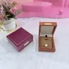 Caja de Joyería de Cuero PU en Ángulo Recto Etiqueta Dorada con Bordes Gruesos para Anillos, Collares, Pulseras y Empaque de Joyería de Moda