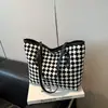 Bolsa de Mano de Lona Grande de Cuadros Nuevo Verano 2026, Moderna y Versátil, Bolso de Hombro Único para Viajar, Bolso de Mujer al por Mayor