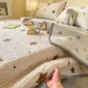 Frazada de Cama de Felpa de Leche de Gasa de Doble Capa Juego de Tres Piezas Dormitorio de Estudiantes Manta de Doble Cara Protector de Colchón y Cama