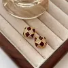 Pendientes de Gota de Aceite con Patrón de Tablero de Ajedrez para Mujer, Nuevo Estilo Elegante de Diseño Nicho 2026 con un Toque de Alta Gama, Pendientes de Tachuela de Circonita con un Ambiente Elegante