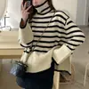 Suéter de gola alta listrado em duas cores estilo coreano para mulheres, novo outono e inverno, estilo casual de corte solto com fendas laterais