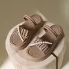 Sandálias Romanas Slip-On de Duas Vias com Solado Grosso de Novo Estilo de Verão, Sandálias de Praia com Bolinhas de Solado Grosso que Aumentam a Altura
