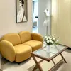 Sofá color crema para salón de belleza, sofá para sala de estar, adecuado para apartamentos pequeños, diseño de línea recta, estilo nórdico minimalista, sofá de recepción para tienda de ropa, sofá popular de celebridad de internet, sofá doble