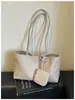 Nova bolsa feminina de grande capacidade retrô para comércio exterior, bolsa tote casual e simples, bolsa de ombro de braço moderna e única