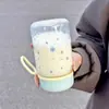 Taza de plástico explosiva de alto valor para salir con taza de agua de mano portátil simple para niña estudiante al aire libre para beber directamente resistente a altas temperaturas
