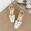 Sandálias de porco oca tecidas em formato T para mulheres, bico quadrado, sola plana, fivela lateral, bico fechado, sandálias romanas, sapatos casuais para mulheres da primavera e verão