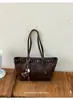Bolsas tote retrô de nicho para atacado transfronteiriço para mulheres 2026 nova grande capacidade rebite para trabalho bolsa de ombro única sob o braço moderna
