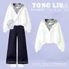 Conjunto moderno de dos piezas para niñas 2026: top con capucha de moda con diseño de dos piezas falso, combinado con pantalones vaqueros estilo coreano