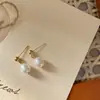 Brincos Elegantes e Versáteis de Pérolas de Água Doce de Nicho com um Toque de Luxo Leve e de Alta Qualidade, Apresentando um Design Simples e uma Personalidade Fashion