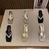 Chanclas de moda y con estilo con diseño de tira entre los dedos, tacones finos y suela suave para un uso cómodo en verano. Nuevo estilo con adornos de pedrería