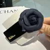 Presilha de Cabelo Floral de Alta Qualidade com Múltiplas Opções de Cor, Base de Veludo, Presilha Lateral para Controlar Fios Soltos, Acessório de Cabelo Elegante e Versátil