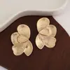 Nuevos Pendientes de Flores Plisadas de Metal Transfronterizos Pendientes de Tuerca con Diseño Nicho Exagerado Pendientes de Moda Retro Europeos y Americanos para Mujer