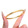 Pulseira de Ouro com Areia Vietnamita Padrão Onda CNC Folha para Mulheres, Estilo de Luxo Leve de Nicho, Pulseira Fechada da Moda que Não Desbota por Muito Tempo