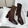 Botas curtas de pele de carneiro estilo francês com bico quadrado e salto alto emagrecedoras para mulheres, sapatos de outono e inverno, salto grosso de couro genuíno, zíper lateral, botas justas elásticas