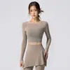Conjunto de yoga feminino com retalhos em mesh, design falso de duas peças, mangas compridas, sobreposição de saia removível, calça flare e um visual modelador e moderno para usar como roupa externa.