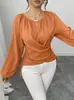 Camisa de Manga Longa de Cor Sólida Europeia e Americana com Barra Irregular, Decote V, Retro, Slim Fit, Elegante, Top para o Trabalho, Novo