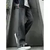 Calça jeans preta masculina de corte enviesado, perna reta, modelagem solta, estilo high-street americano, moderna, estilosa, versátil, modeladora, calça longa levemente boca de sino