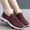 Zapatos de tela del viejo Pekín para mujer, antideslizantes, suela suave, malla transpirable, de una sola capa, para ancianos, deportes de ocio, zapatos para caminar para mamá