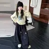 Conjunto para Meninas Estilo Primavera/Outono Crianças Maiores Camiseta Esportiva Base Desenho Roupas de Outono para Meninas Calças de Perna Larga Conjunto de Duas Peças Alunos do Ensino Fundamental
