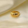 Anillo de acero de titanio con diseño de baguette, chapado en oro de 18 quilates, superventas en Amazon.