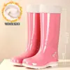 Novas Galochas de Quatro Estações Femininas de Cano Alto Fashionáveis para Uso Externo Impermeáveis Antiderrapantes Resistentes ao Desgaste Sola Macia Leves Sapatos de Água para Adultos Galochas de Borracha