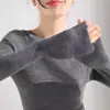 Elegante camisa base de malha cinza texturizada com gola redonda para mulheres, slim-fit e estilosa, adequada para primavera e outono, pode ser usada em camadas como uma blusa interna