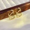 Pendientes Metálicos Geométricos Simples de Aguja de Plata Europeos y Americanos Diseño de Nicho Sensación de Temperamento Pendientes de Botón con Letra Lujo Ligero Pendientes de Gama Alta