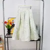 Saia evasê estampada em relevo estilo europeu e americano, saia midi de cintura alta em linha A, design levemente bufante para acentuar a cintura e afinar os quadris, saia jacquard com padrão intrincado para mulheres