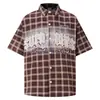 Camisa a Cuadros Bordada con Letras de Moda Streetwear para Hombre Verano 2026 Nuevo Estilo Fresca Alta Moda Camisa para Hombre
