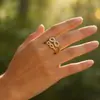 Anel Europeu e Americano de Moda Transfronteiriço Novo Estilo Infinito Micro-Incustado com Zircônia Vazada para Mulheres, Anel de Ouro de Luxo Leve de Nicho