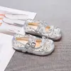 Sandálias Infantis de Solado Macio 2026 Verão Novo Estilo Sapatos de Princesa da Moda Versáteis Crianças Sapatos Pequenos de Couro Respiráveis em Malha