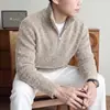 Suéter casual para hombre, con media cremallera y cuello alto, una marca nicho de moda con un diseño de punto retro, minimalista, holgado y versátil
