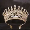 Elegante Tiara Dorada con Pedrería Blanca Corona Nupcial de Lujo para Bodas, Concursos y Eventos Especiales Tocado Inspirado en el Barroco Perfecto para Actuaciones y Celebraciones de Alta Gama