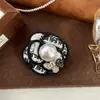 Broche de Camélia Pequeno e Perfumado de Novo Estilo, Alto Padrão, Suave e Doce, Acessórios Elegantes Retro Franceses para Ternos e Casacos