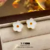 Aretes Triangulares Dulces Florales Estilo Coreano con Sencillo Diseño de Plumeria, Sin Perforación, Versátiles de Nicho para Mujeres