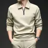 Polo de manga larga con media cremallera para hombres de mediana edad, adecuado para primavera y otoño, en color liso, diseñado para uso de negocios casual.