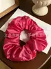 Anel de Almofada com Enchimento de Algodão na Cor Creme, Prendedor de Cabelo, Scrunchie Amarelo Delicado e Feminino, Atacado de Acessórios, Em Estoque para Atacado