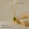 Collar Retro Francés de Acero Inoxidable Color Verde Esmeralda Colgante Geométrico Popular Europeo y Americano con Incrustaciones de Nácar en Acero de Titanio para Mujer