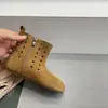 Parte superior con patrón perforado, gamuza, botas de cuero de tres colores hasta la mitad de la pantorrilla, nuevas botas individuales para niña de principios de otoño 2026