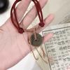 Nuevo Colgante de Cinco Vías del Dios de la Riqueza Estilo Chinoiserie Retro con Cuerda Ajustable Tejida a Mano para Hombres y Mujeres, Joyería de Mano con Borla, Accesorios de Alta Gama para Celebridades de Internet