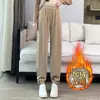 Calça Jogger Feminina Grossa com Forro de Lã para Outono e Inverno 2025 Nova Veludo Cotelê Harem Cenoura Casual Calça de Moletom