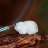Venta al por mayor de fábrica Suministro en vivo Cadena de suéter de jade Oro natural Jade Esmeralda Tianshan Hebilla de seguridad Colgante para tarjeta