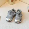 Tenis rojos para niña, colección otoño 2026, zapatos casuales estilo princesa, con suela suave y ligeros, adecuados para correr