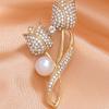 Broche de estilo coreano con perlas de tulipán para mujer, broche de alta gama para traje, alfiler de aleación de diamantes, ramillete para mujer