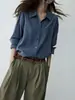Camisa de ritmo lento, lavada com areia, macia e com bom caimento, lavável à máquina, camisa azul versátil e que afina a silhueta.
